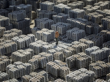 Giá nhôm đạt đỉnh 13 năm do nguồn cung bị thắt chặt và nhu cầu tăng cao