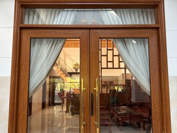 So sánh cửa nhôm kính và cửa gỗ: Lựa chọn tốt nhất cho ngôi nhà