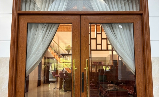 So sánh cửa nhôm kính và cửa gỗ: Lựa chọn tốt nhất cho ngôi nhà