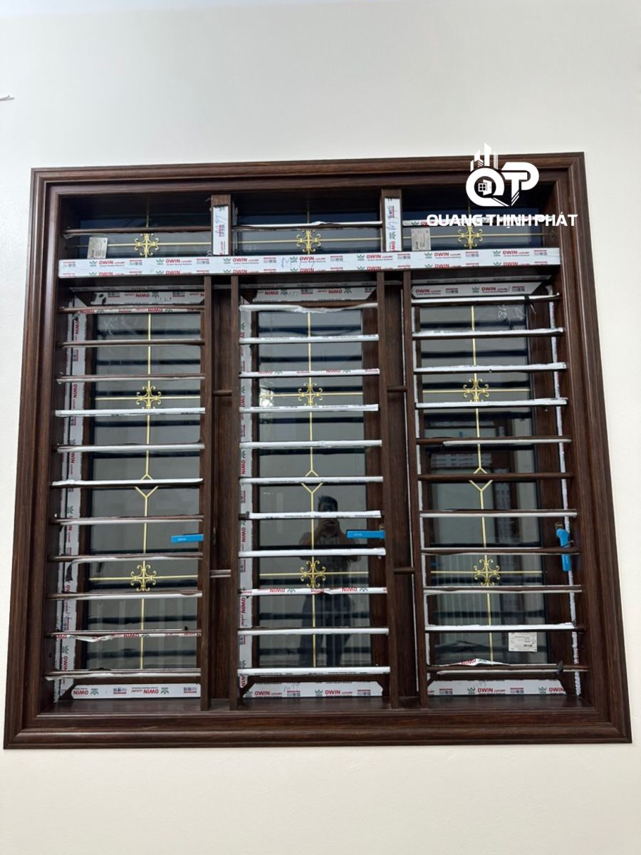 cửa nhôm chấn song màu vân gỗ trắc