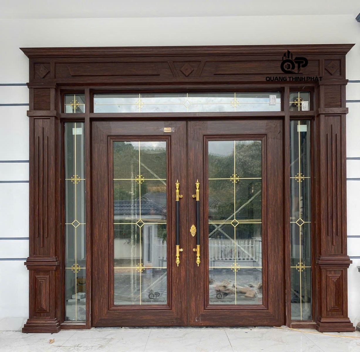 Cửa Thủy Lực Owin, màu vân gỗ trắc, có phào đại - Quang Thịnh Phát