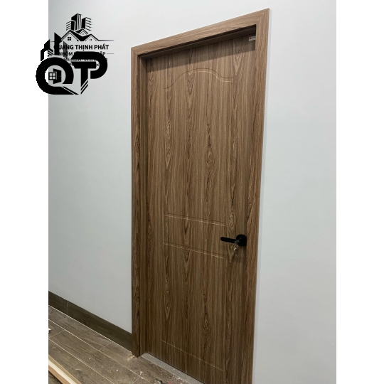 CỬA ĐƯỢC THIẾT KẾ BẰNG GỖ SANG TRỌNG