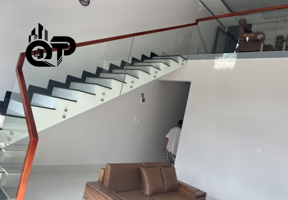 CẦU THANG KÍNH 10 LY CƯỜNG LỰC TAY VỊN GỖ TỰ NHIÊN